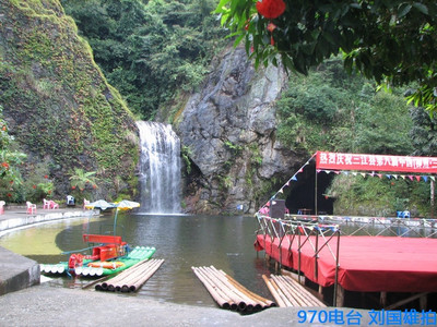 水做舞台 山为屏风--泳装模特惊艳三江生态景区(贵州行1)
